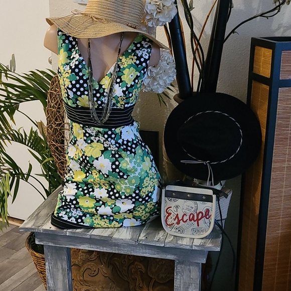 SALE BEAUTIFUL SUMMER MULTI MINI FLORAL DRESS - Picture 3 of 16